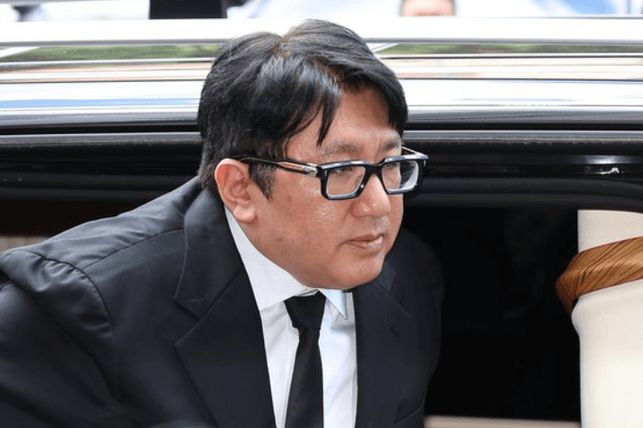 하이브대표-방시혁-검정뿔테안경-검정넥타이-정장