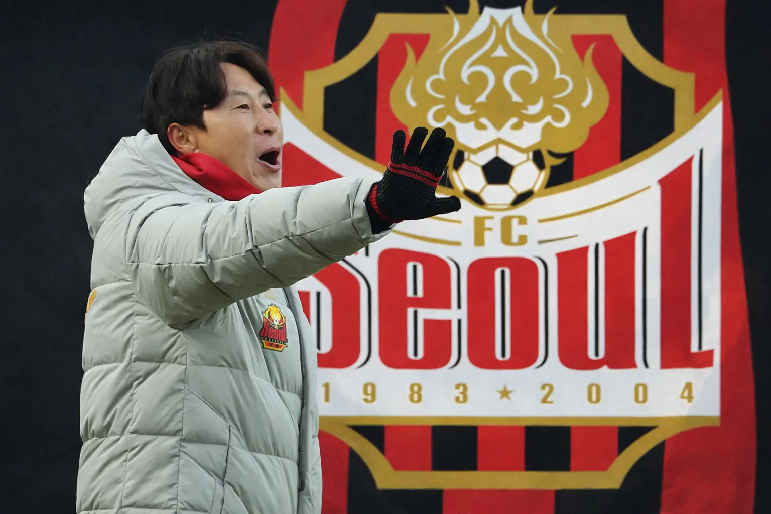 경기 중 전술 지시를 내리는 FC 서울 김기동 감독