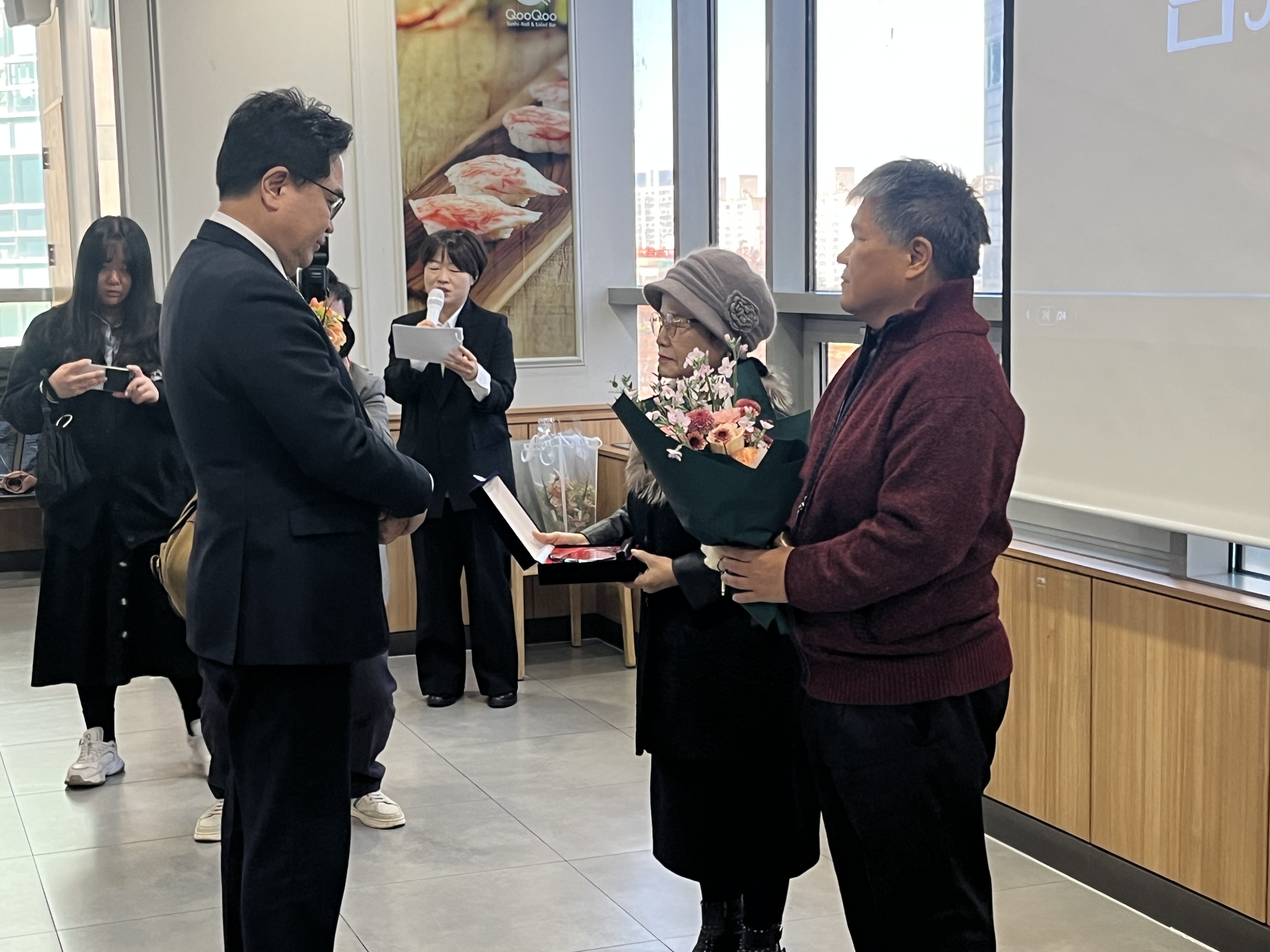 구청장님께 감사패 전달하는 모습