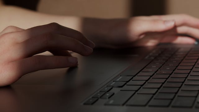 노트북을 사용하고 있는 사람