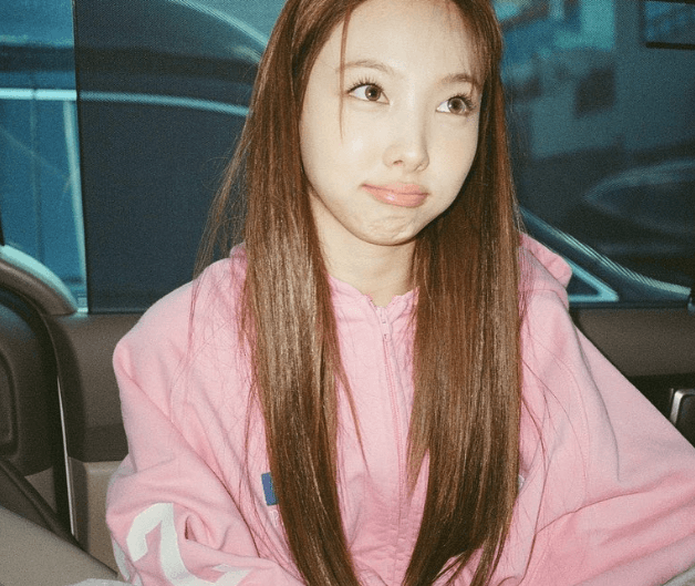 핑크색 후드티를 입고 있는 나연