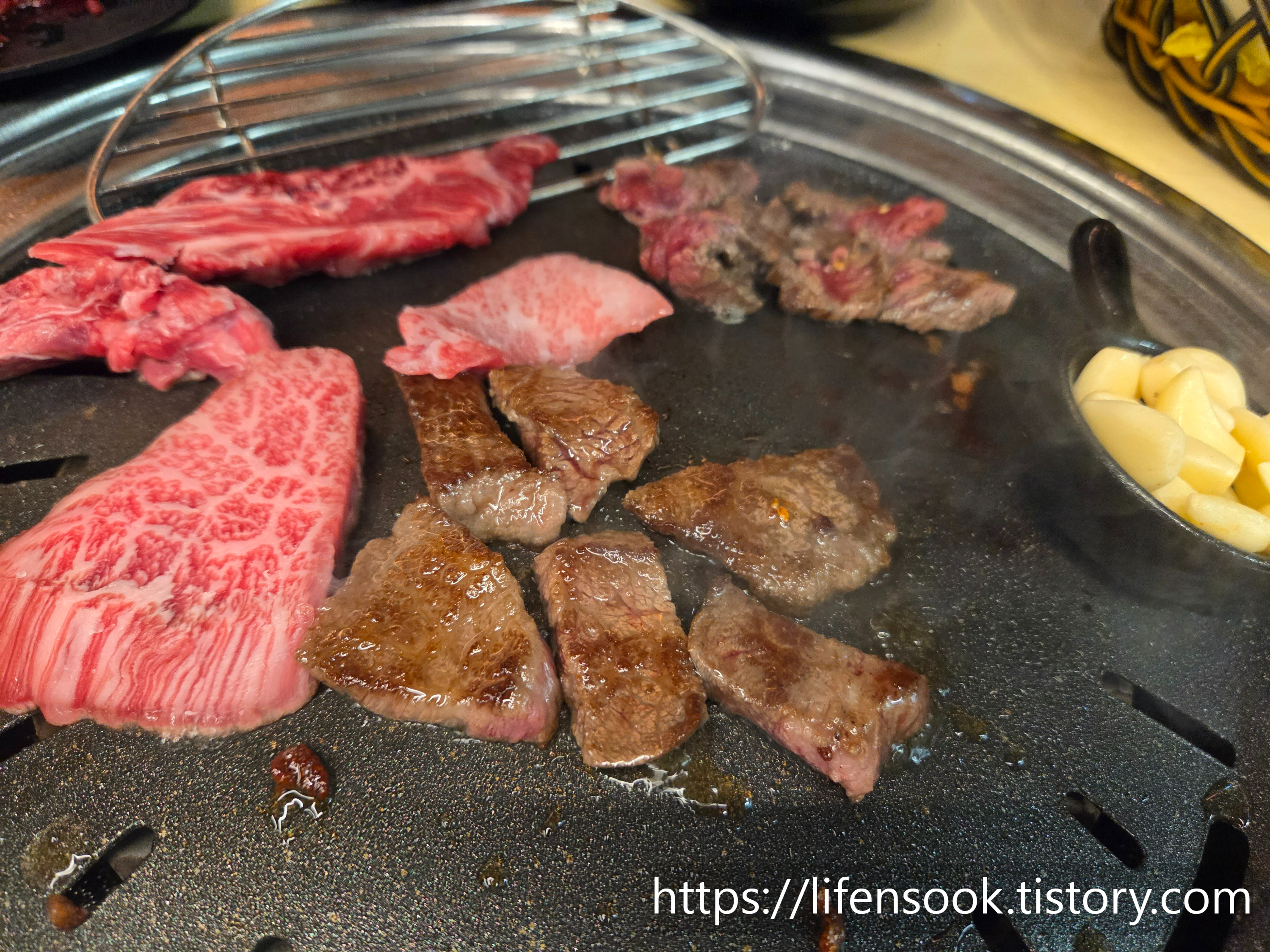 마장먹자골목 타운 2층 호남집 불판 위 소고기 3