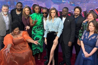 샤메익 무어 Shameik Moore 헤일리 스테인펠드 Hailee Steinfeld ;오스카 아이삭 Oscar Isaac 등이 목소리출연