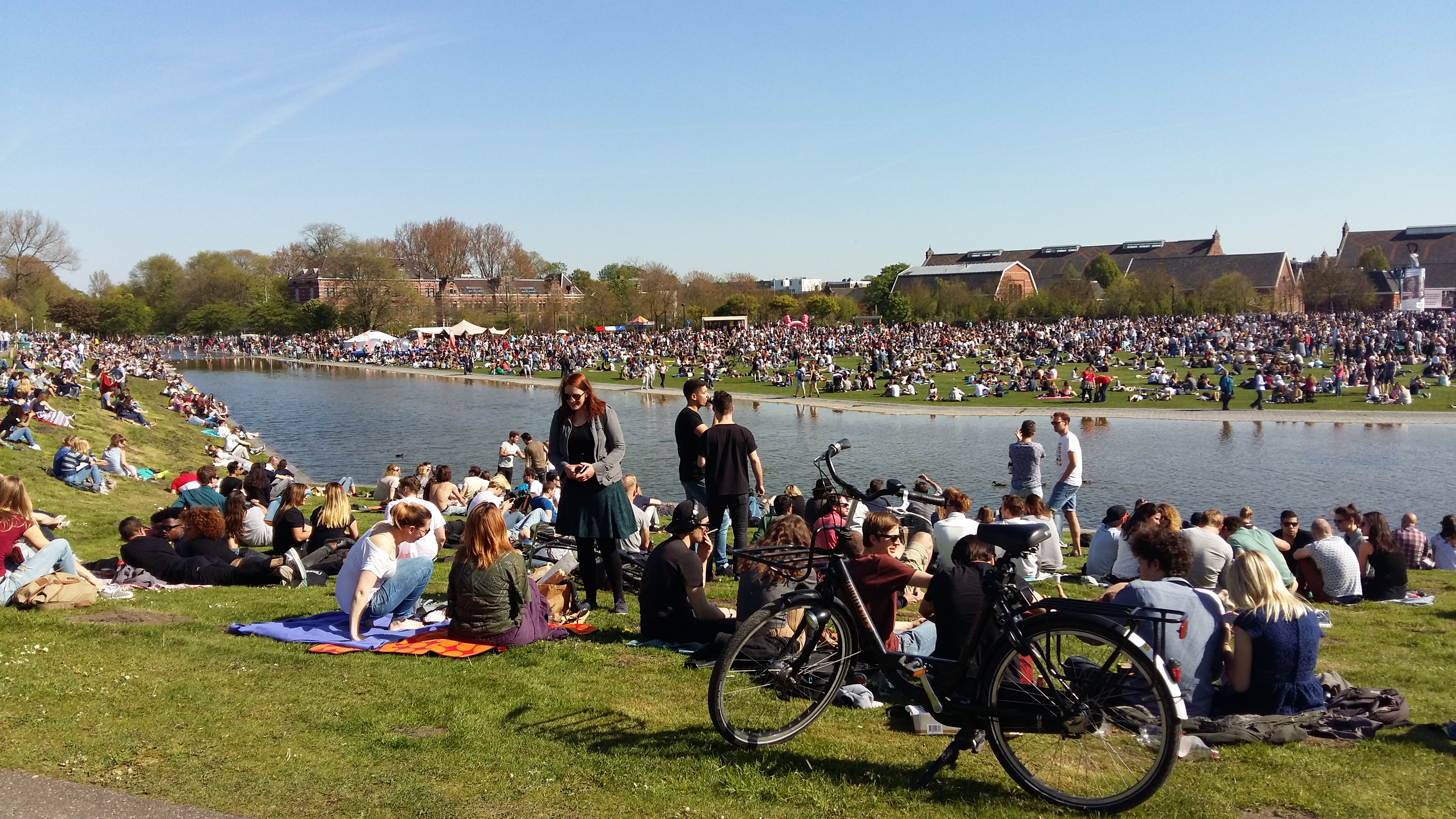 네덜란드 암스테르담 강줄기따라 독립기념일에 공원에 모인 사람들