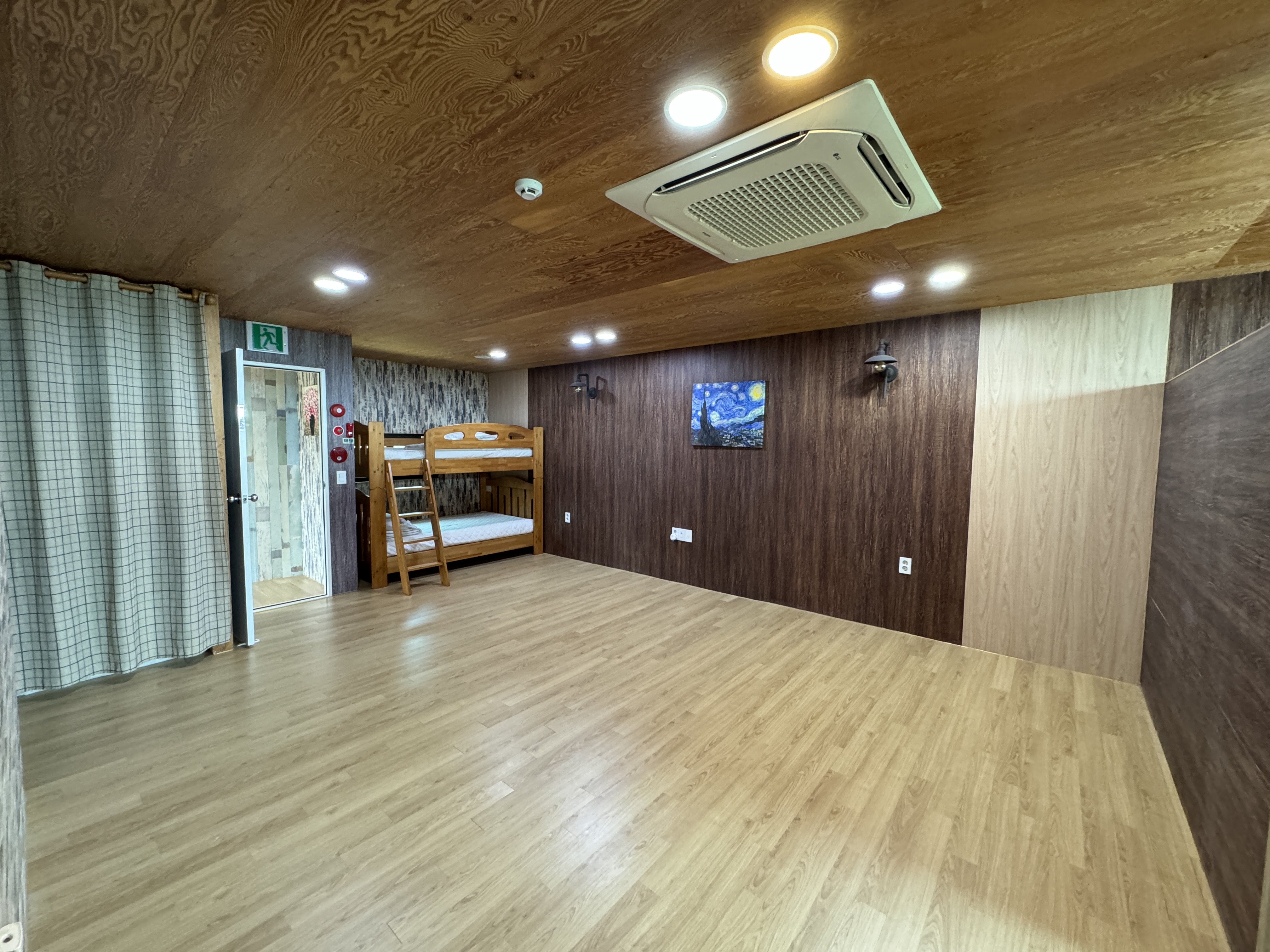 고성-티티펜션-2층-거실