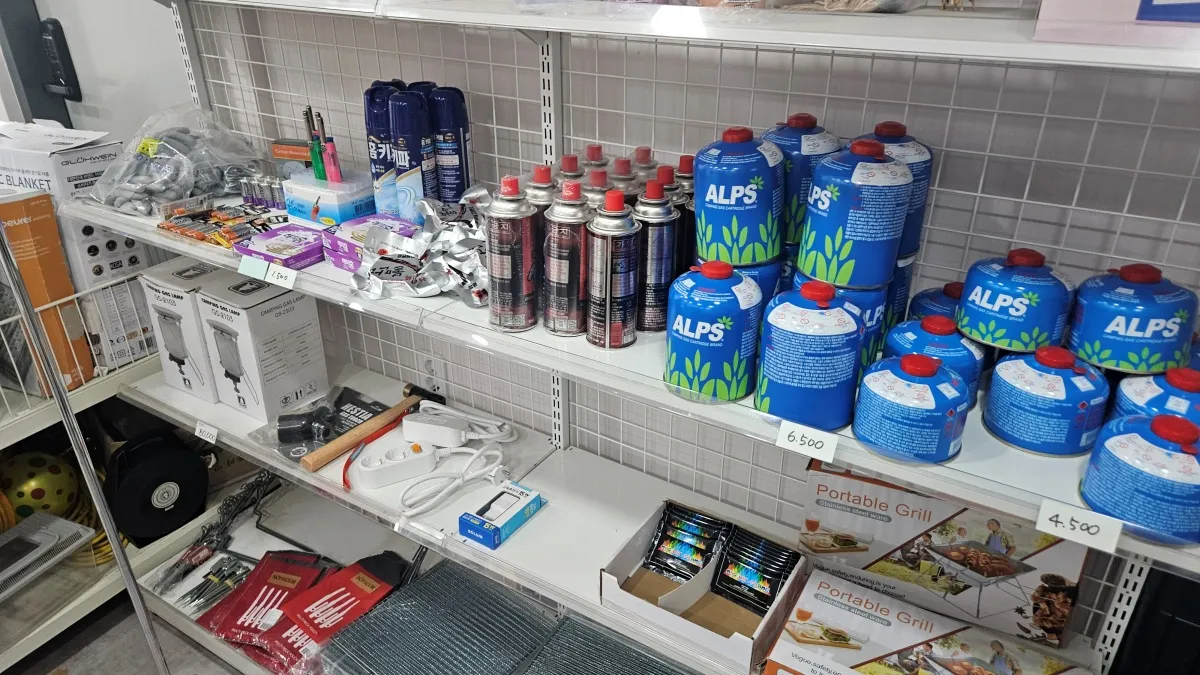 캠핑-용품이-올려져-있는-선반
