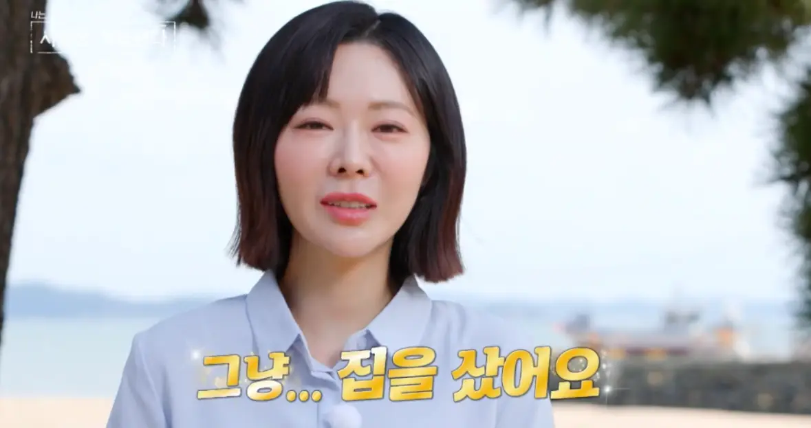 나솔사계-
짧은 단발머리에 흰색 긴팔 셔츠를 입고 웃으며 말하는 여자 11기 옥순