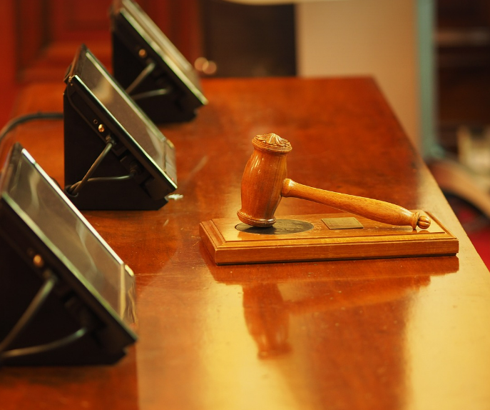 부동산 경매 투자 개념 이해 법원 설명하는 사진