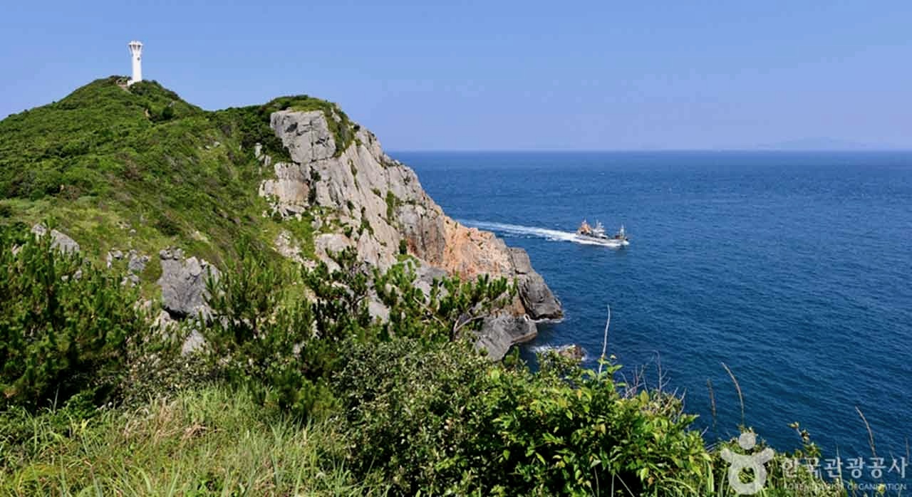 초원 끝 바다를 향해 서 있는 녹산등대. [ⓒ대한민국 구석구석]