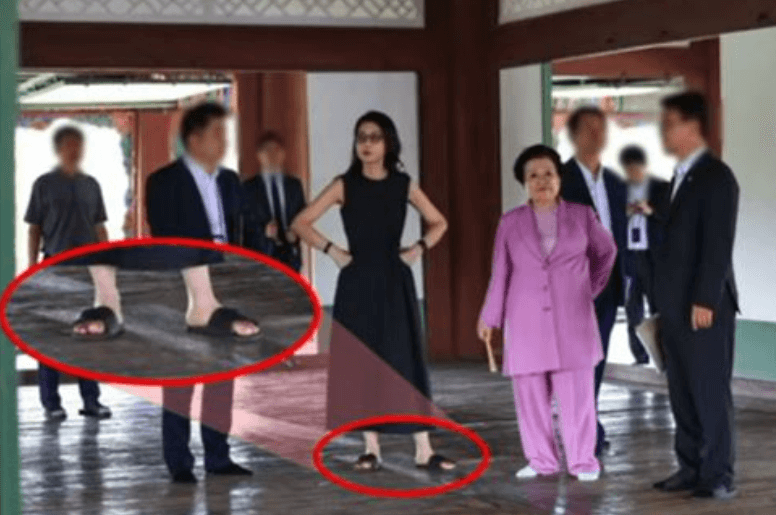 경복궁에서-짝다리를-하고있는-김건희