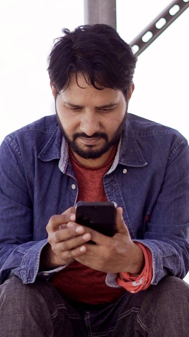 SNS를 10분만 봐도 무기력해지는 뇌의 구조 - 자극에 과잉 노출된 현대인의 피로 메커니즘