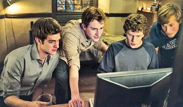 영화 소셜 네트워크에서 마크와 친구들이 컴퓨터 앞에서 집중하는 장면