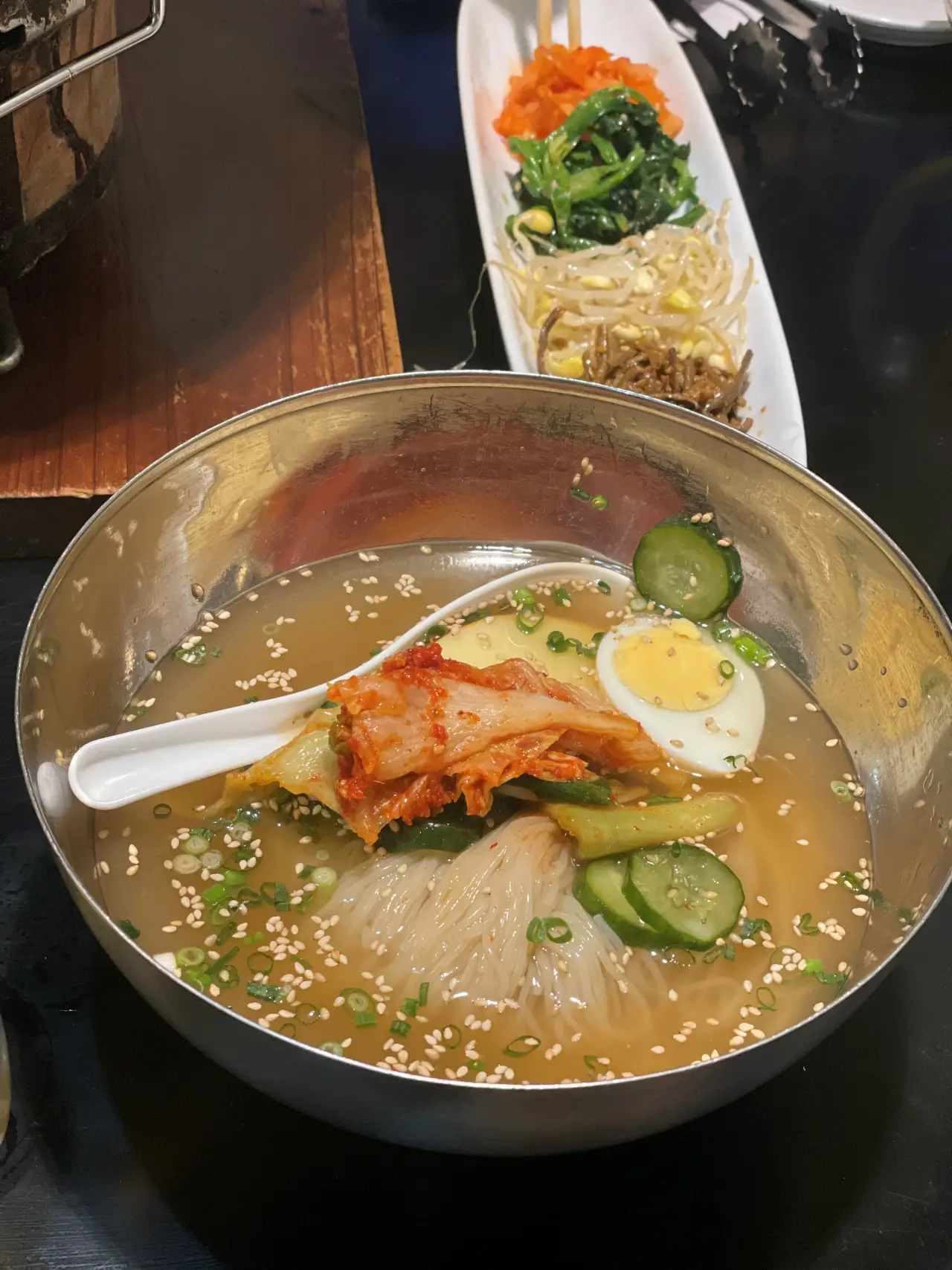 츠루규-식당의-냉면과-나물-반찬