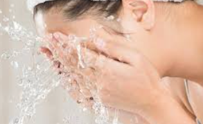 아침 세안 습관이 피부 나이를 결정한다: 동안을 위한 클렌징 전략