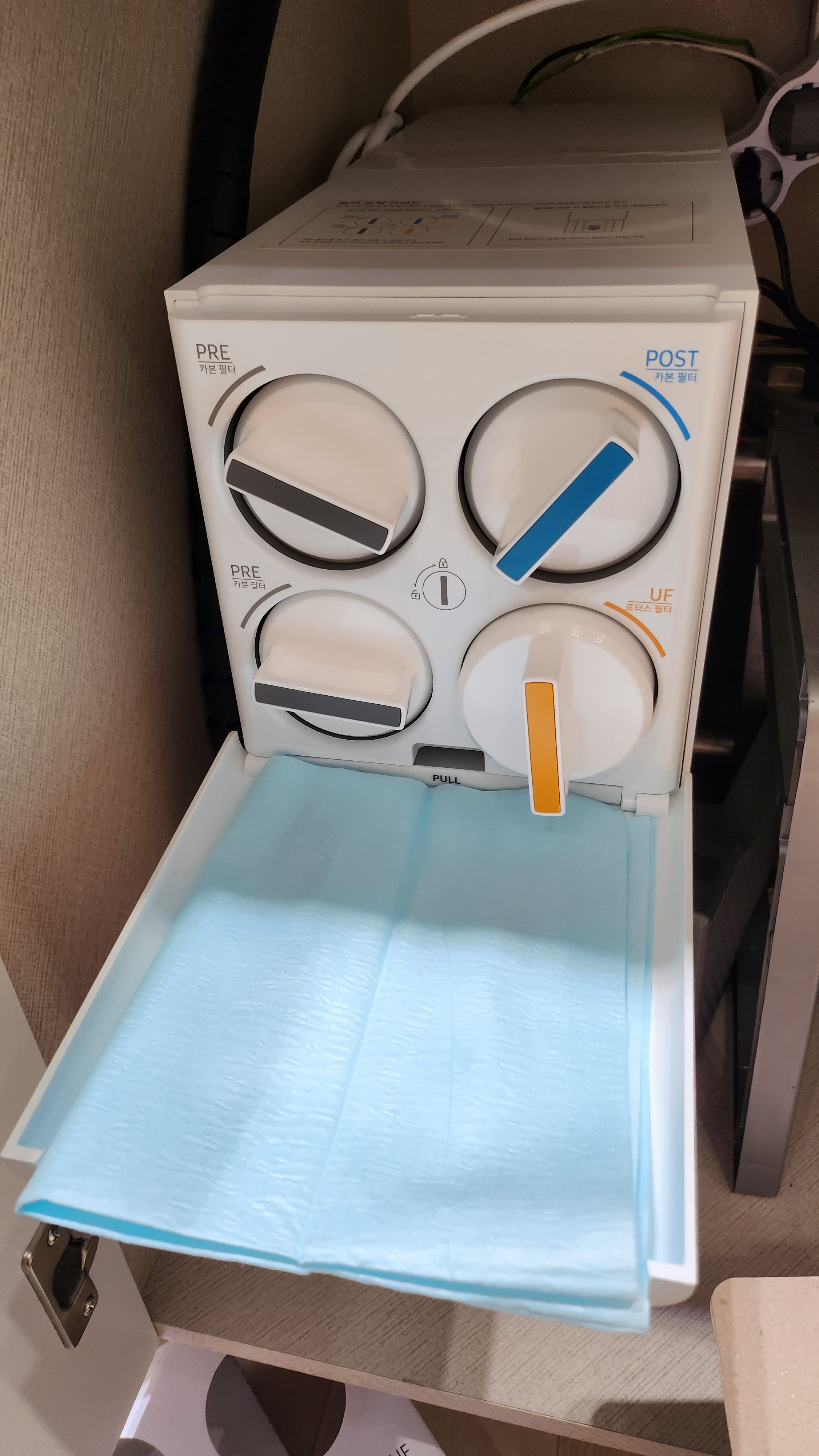 3단계 사용한 필터를 왼쪽으로 돌리고 당기기