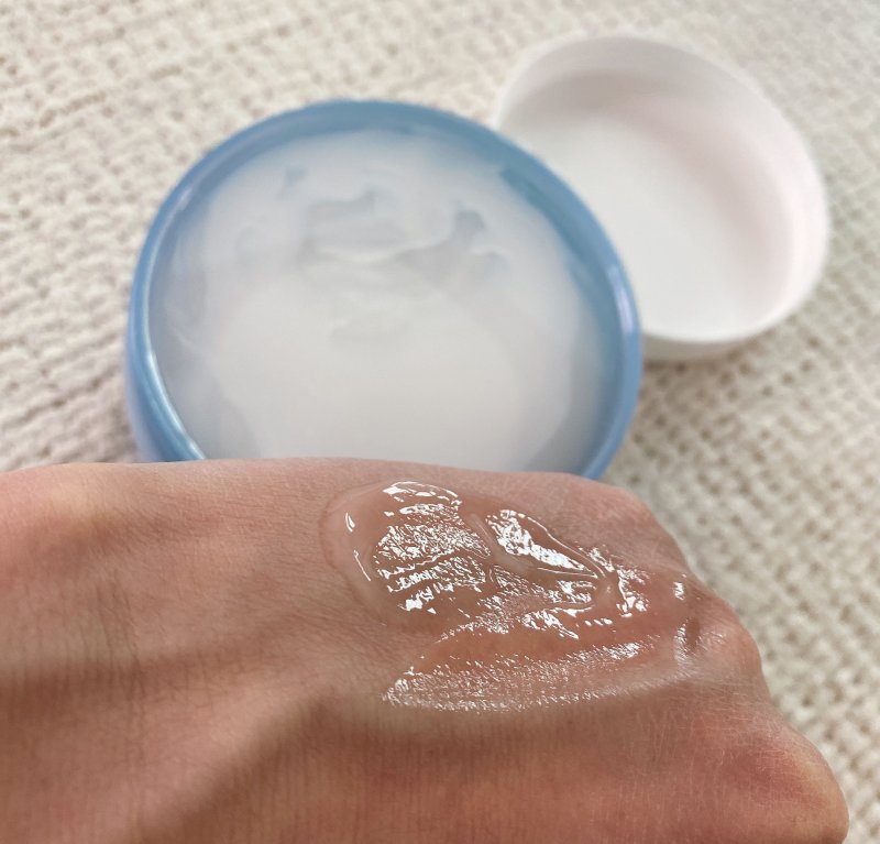 대용량 수분 크림 사용 모습