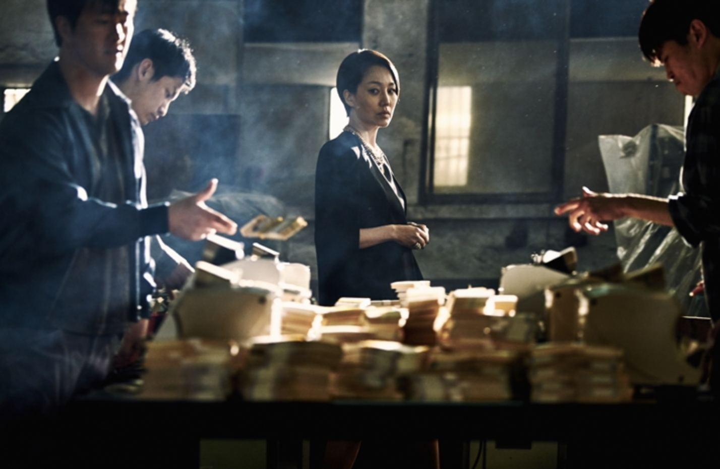 필리핀에서 도주하기 전 사기친 돈을 세고 있는 김 엄마