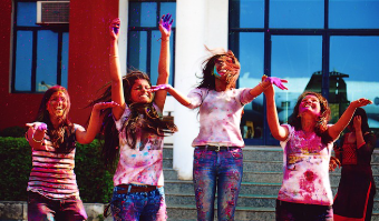 인도의 홀리 축제 (Holi Festival): 색으로 물든 인도의 축제