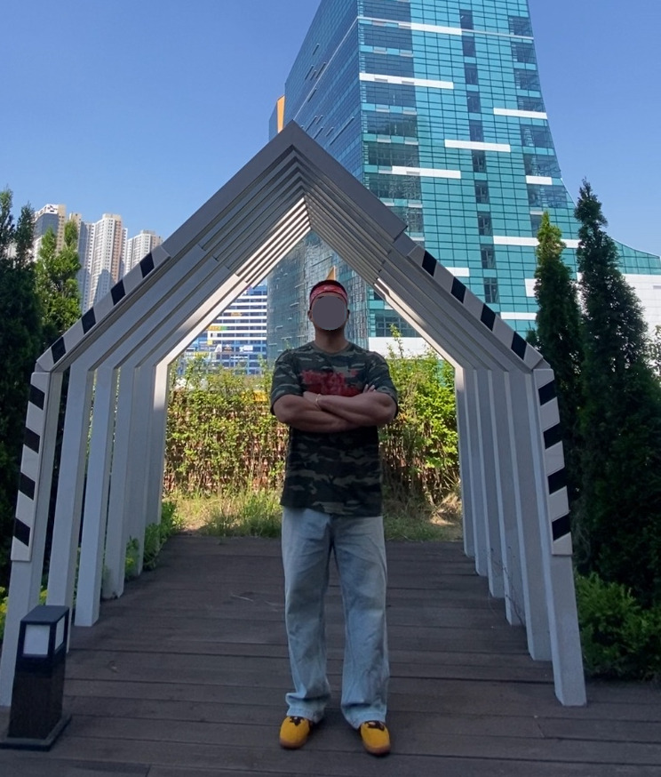 데일리룩('26. 5. 30.)더 노스페이스 반다나 페이즐리 오렌지, 벤힛 카모 카모플라쥬 반팔 티셔츠, 에러스익셉티드 연청 데님팬츠, 컨버스 올스타 클래식 트레이너 옥스 스웨이드