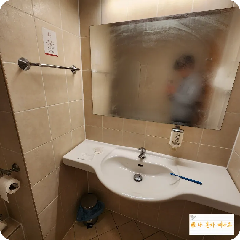 세면대-앞-서있는-남자