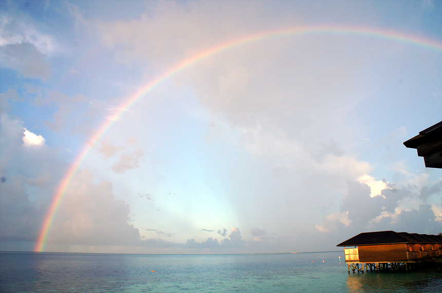 숙소에서 바라보면 바다에 뜬 무지개