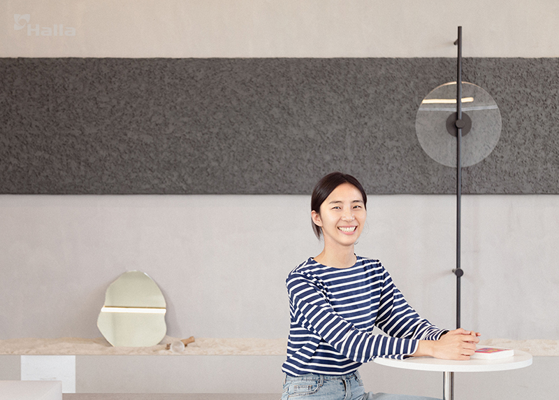 탁자 위에 두 손을 모은 채 환하게 웃고 있는 강하늘 연구원 이미지