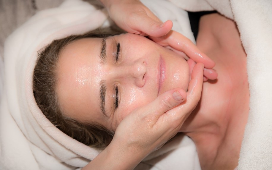 폐경 후 피부관리 2025년 최신 뷰티 트렌드와 관련 된 사진