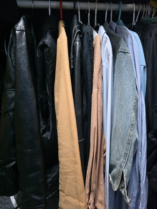 겨울옷을 일정 간격으로 걸어 통풍이 가능하도록 정리한 모습