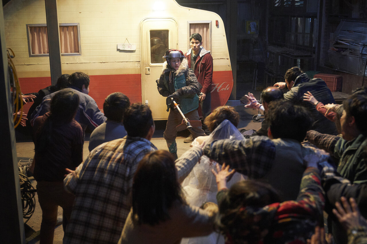 좀비들로부터 남주와 아기를 지키는 해걸과 쫑비