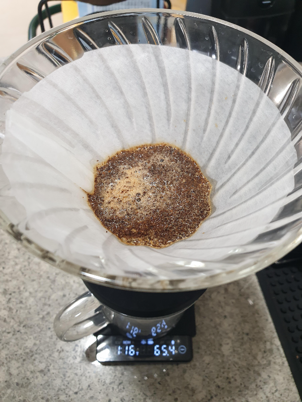 총 60g의 물이 푸어된 모습. 물이 원두 가루를 전체적으로 적시고 있다.)