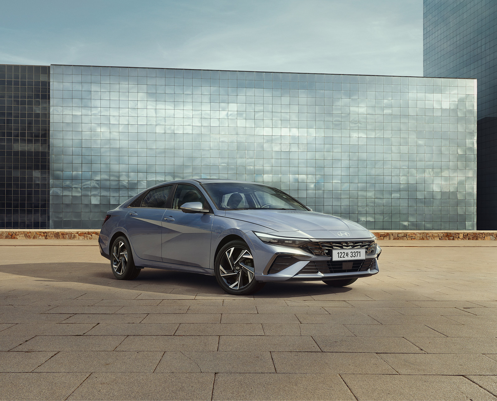 아반뗴 하이브리드 좌측면