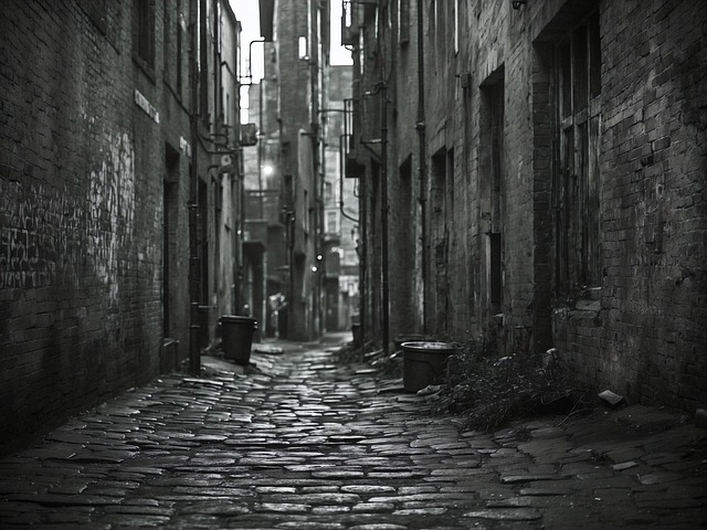 어두운 배경에 골목길의 전경