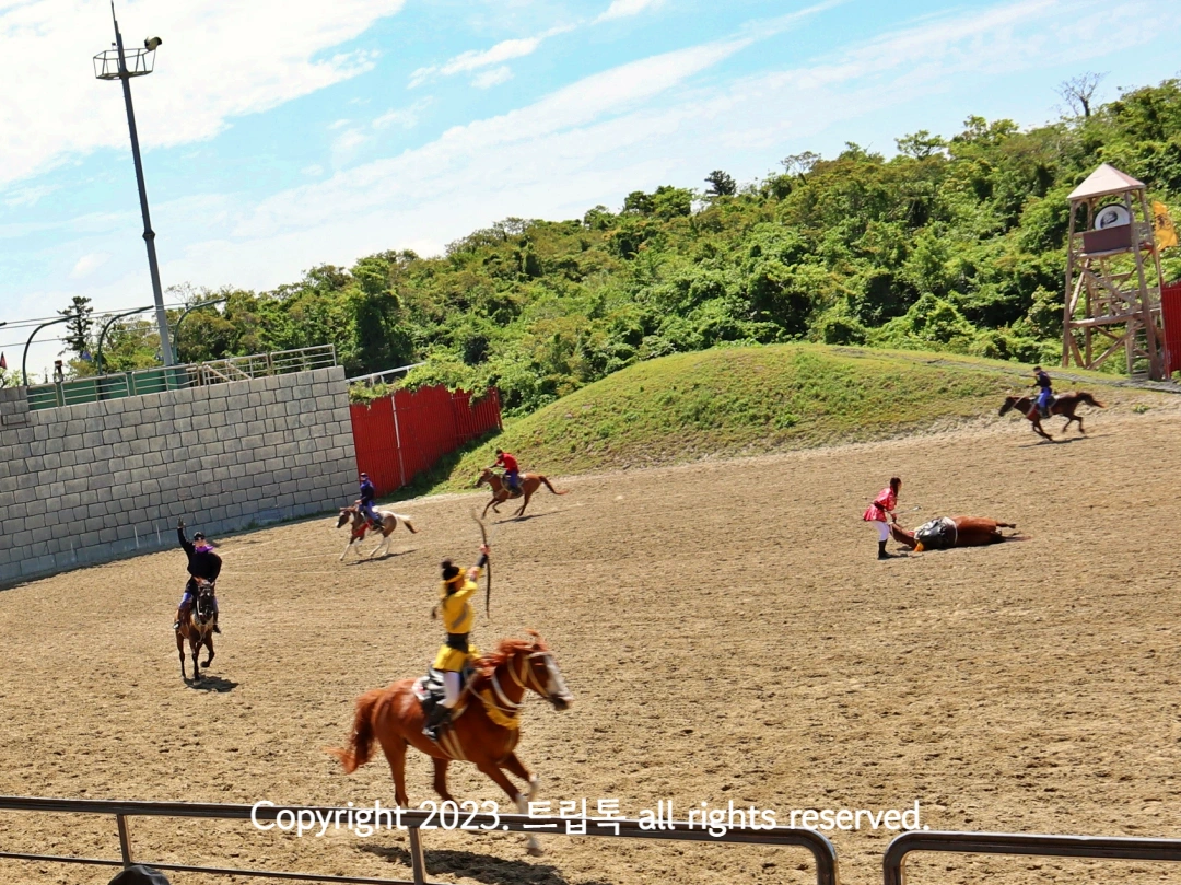 달리는 말 위에서 활을 쏘는 사람과 활을 맞아서 쓰러진 연기를 하는 말
