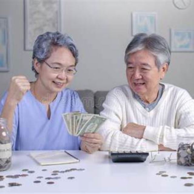 노부부가 연금으로 행복하게 지출 계획을 세우는 모습