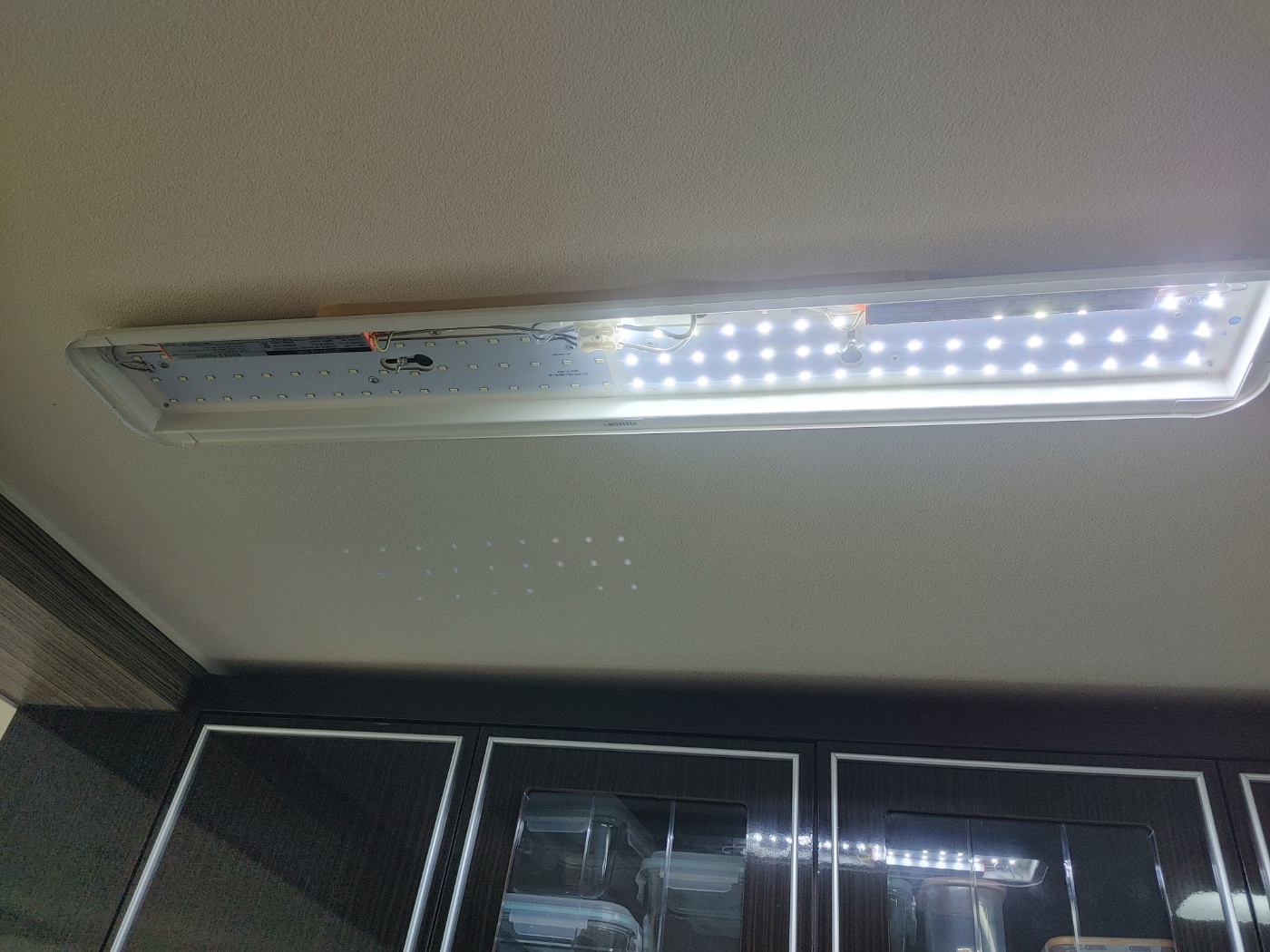 전선 브릿지 잭을 바꿔봐도 역시나 왼쪽 led 모듈의 불이 들어오지 않음 ㅜ.ㅜ;