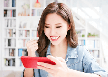 핸드폰으로-게임을-즐기는-여성