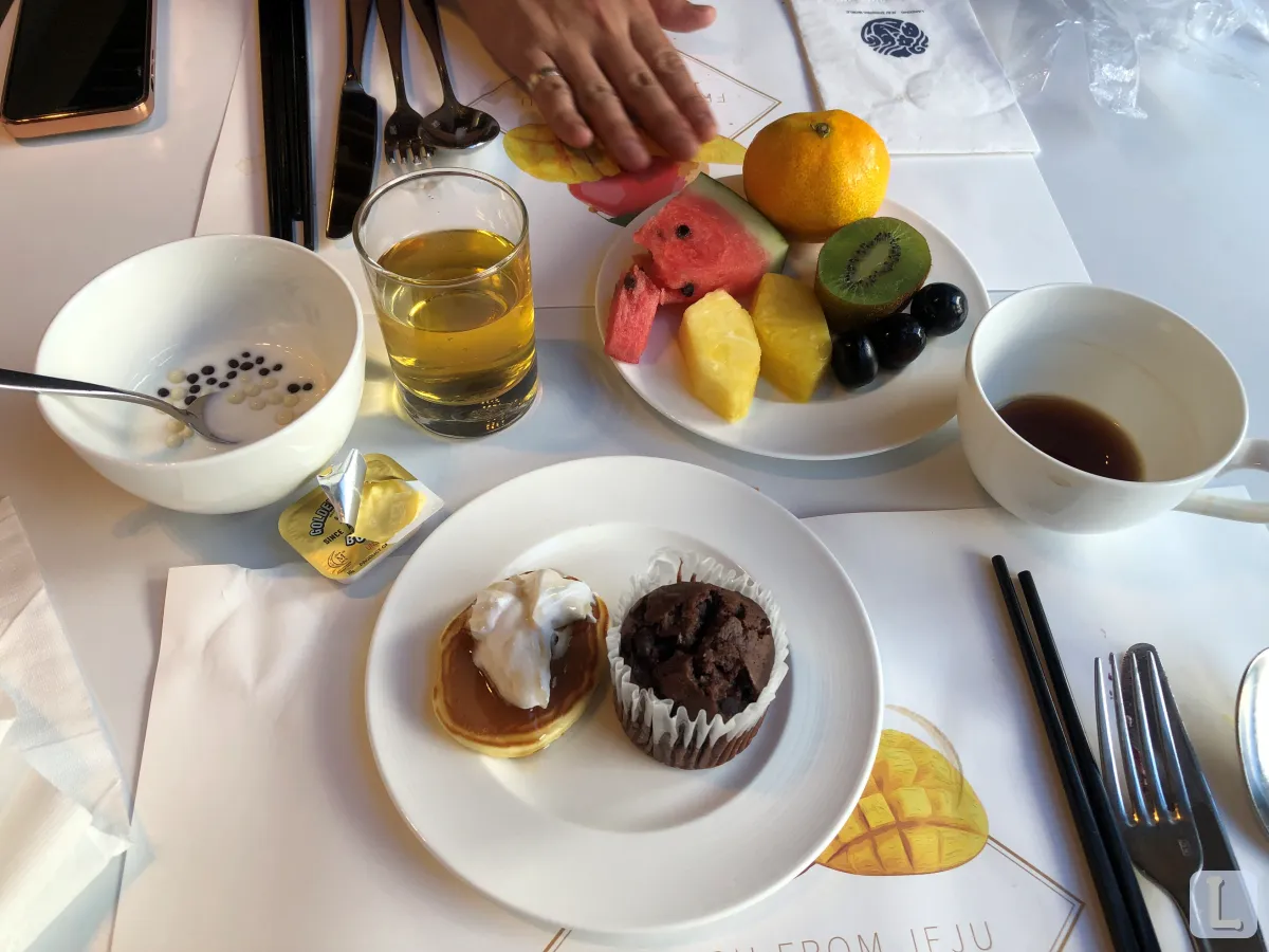 제주도-여행-신화월드호텔-조식-빵과-과일