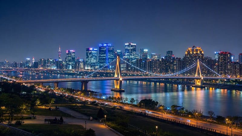 <img src=&rdquo;hangang-night-city-lights.jpg&rdquo; alt=&rdquo;한강에 비친 서울 야경과 도시의 불빛&rdquo;>