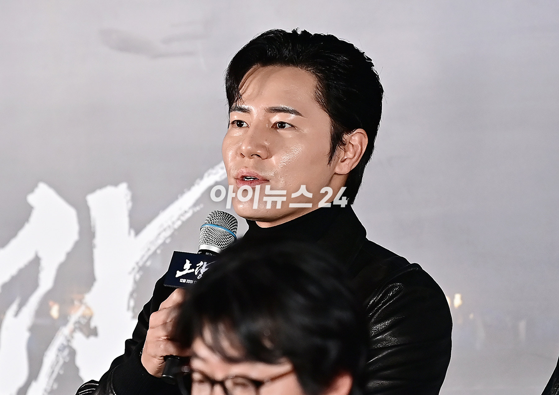 배우 이규형이 12일 오후 서울 송파구 롯데시네마 월드타워에서 열린 영화 '노량: 죽음의 바다'(감독 김한민) 언론시사회에서 포토타임을 갖고 있다.'노량: 죽음의 바다'는 임진왜란 발발 후 7년, 조선에서 퇴각하려는 왜군을 완벽하게 섬멸하기 위한 이순신 장군의 최후의 전투를 그린 전쟁 액션 대작이다. 오는 20일 개봉. [사진=곽영래 기자]