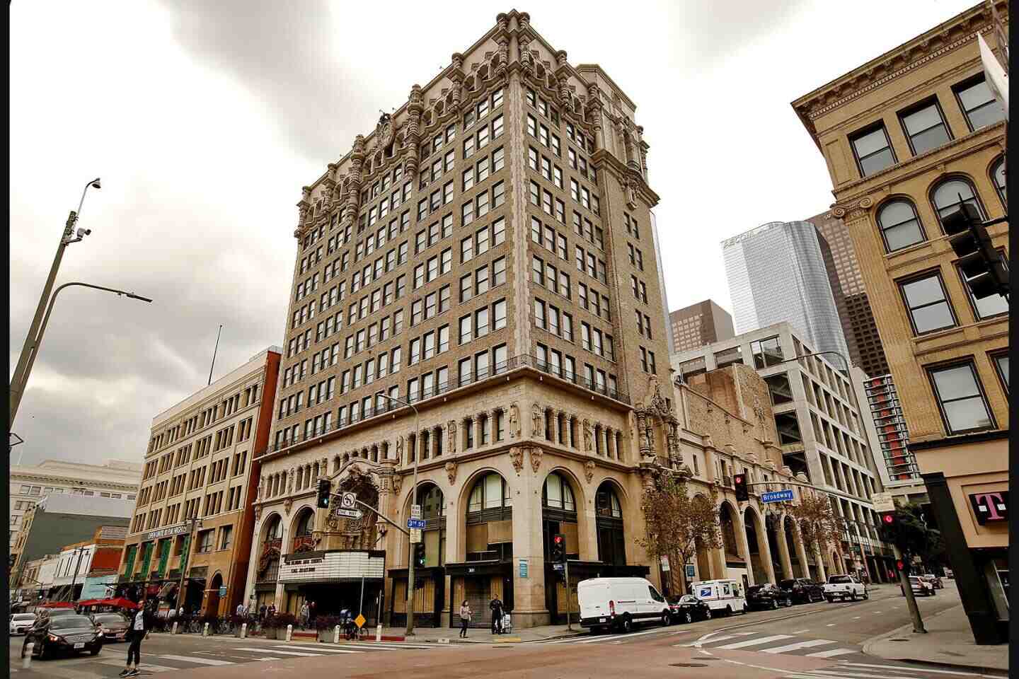 LA 숨겨진 명소: 혼자 밥 먹고 걷기 좋은 그랜드 센트럴 마켓