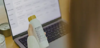 영양제 통 겉면에 인쇄된 대한민국 식약처 '건강기능식품' 마크 이미지