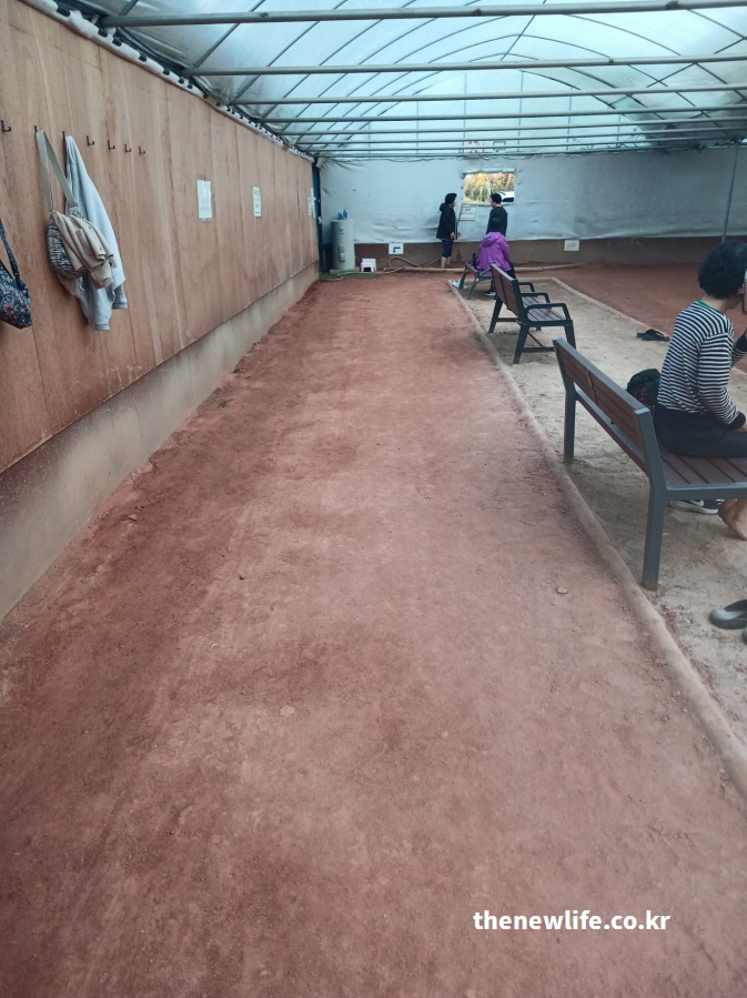 겨울철에도 이용 가능한 구리 장자호수공원 실내 황톳(토)길 맨발 걷기 코스 전경