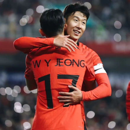 동료를 껴안고 기뻐하는 손흥민