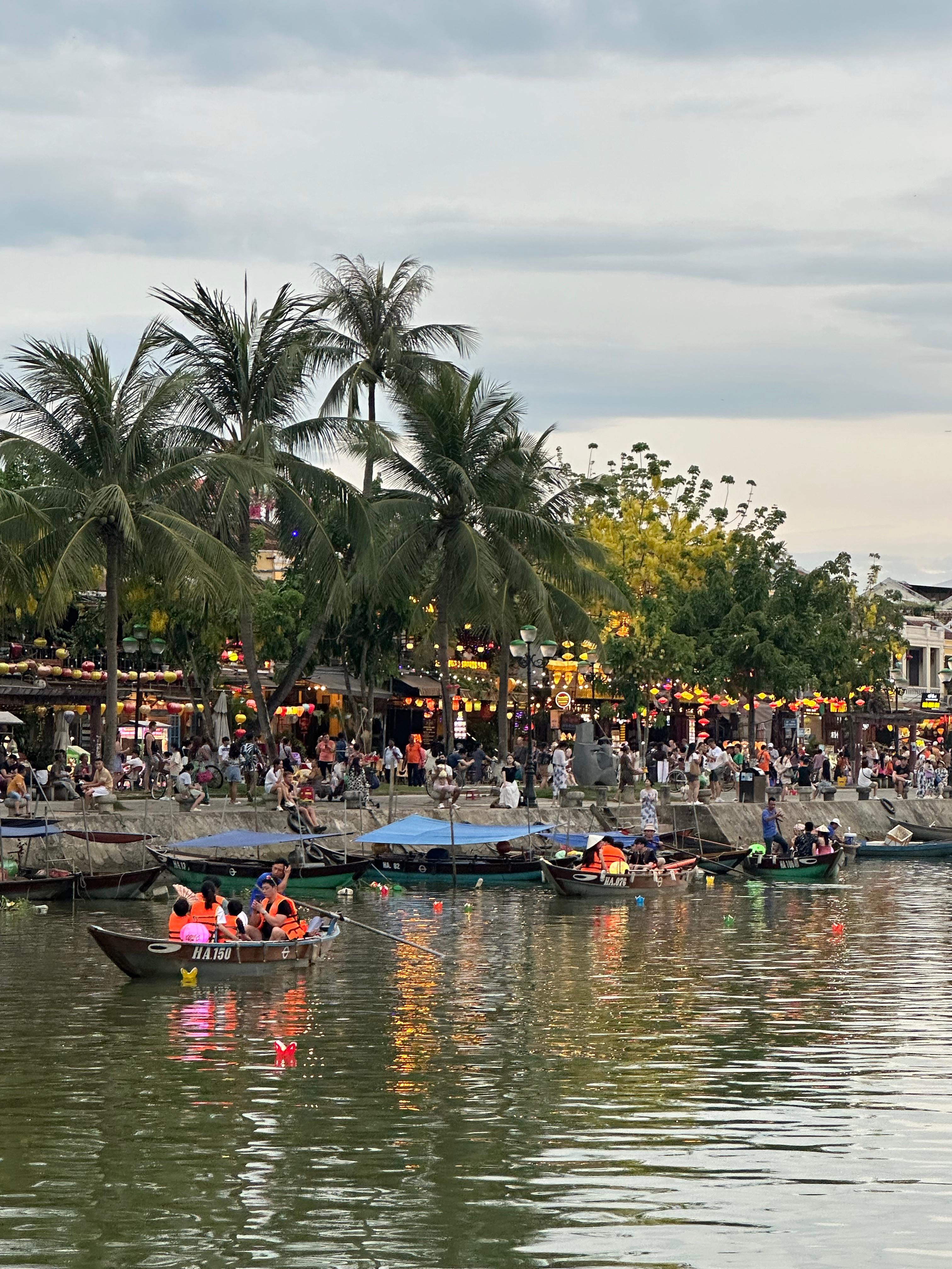호이안 강가에서 여유를 즐기는 관광객들 사진