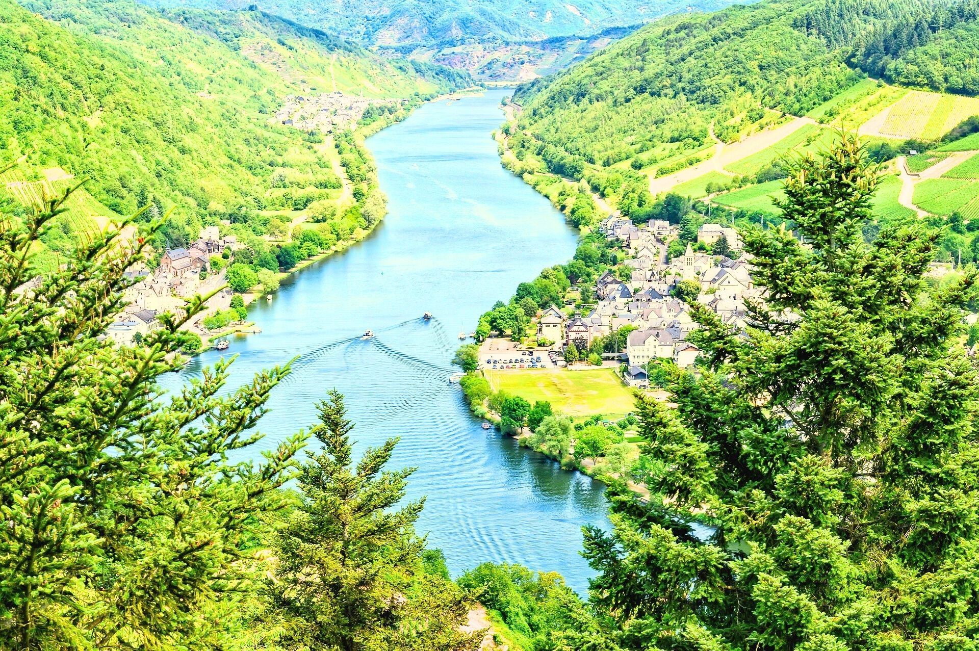 강물이 흐르는 풍경