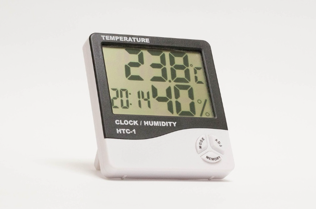 가정용 디지털 습도계로 실내 온도와 습도를 측정하는 장치