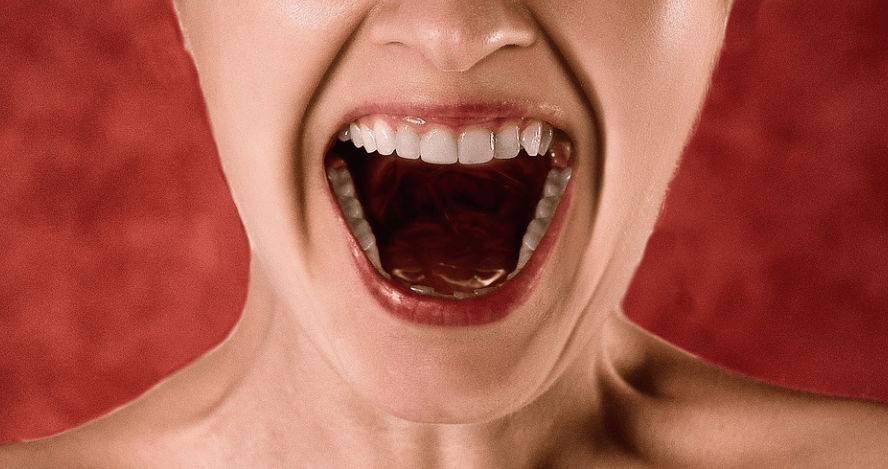 입술이 붓는 이유를 알고 소리 지르고 있다