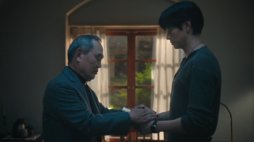 강동원 배우님이 손을 잡는 모습