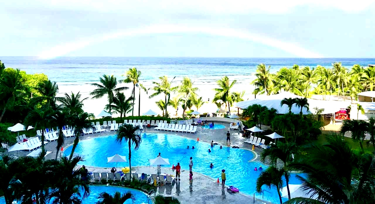 에메랄드빛 바다와 초록색 야자수가 어우러진 괌 리조트 전경. [ⓒPexels &lsquo;Ran Hua&lsquo;]