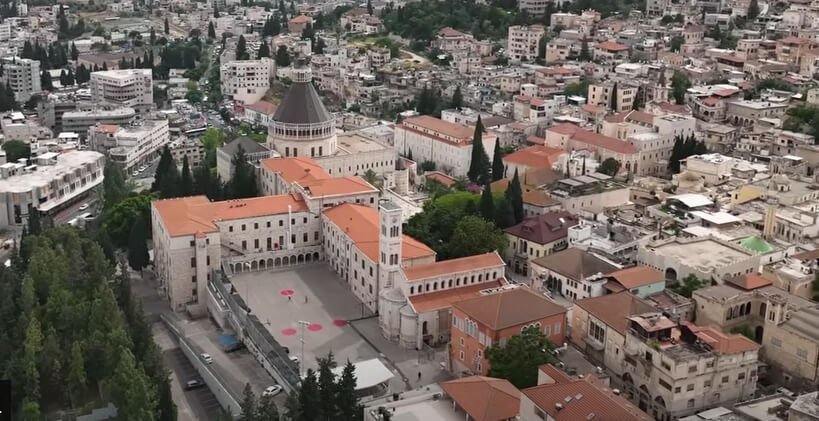 나자렛 성 요셉성당(왼쪽 십자가 건물은 성모영보성당)